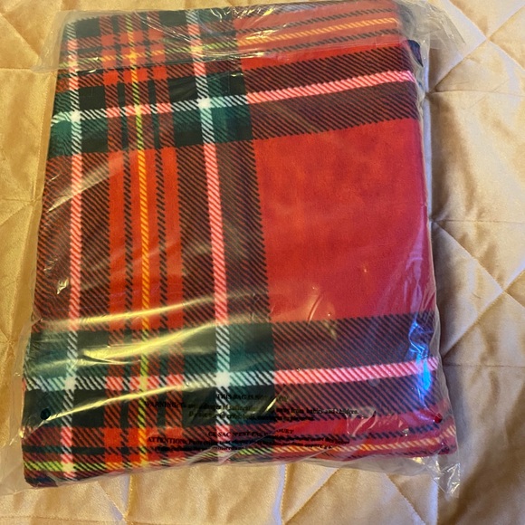 NWT pink by Victoria’s Secret VS blanket 50 x 60 red black white throw - Picture 2 of 3